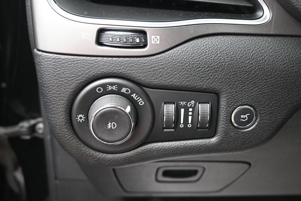 Used 2021 Jeep Cherokee Latitude Lux w/ Sun & Sound Group AWD/4WD image 33