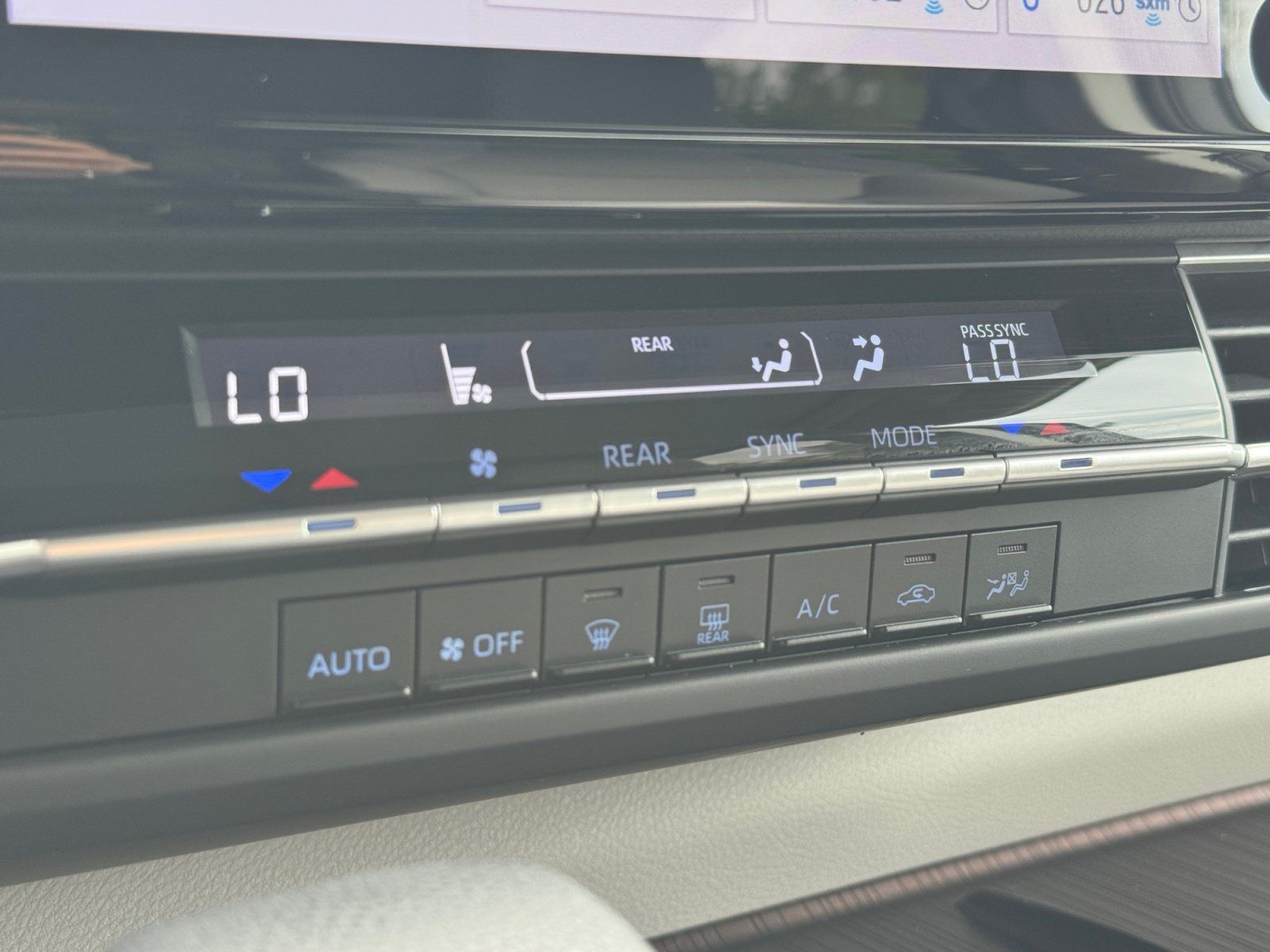 Used 2024 Toyota Sienna LE FWD image 21