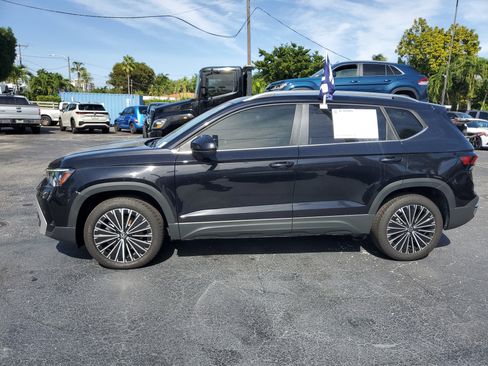 Used 2025 Volkswagen Taos SE w/ Panoramic Sunroof Package image 2