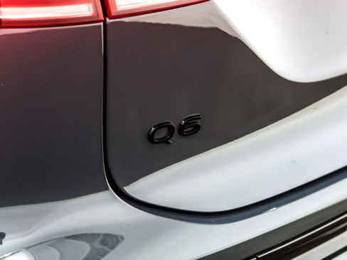 Used 2025 Audi Q6 e-tron Premium w/ Convenience Package image 9