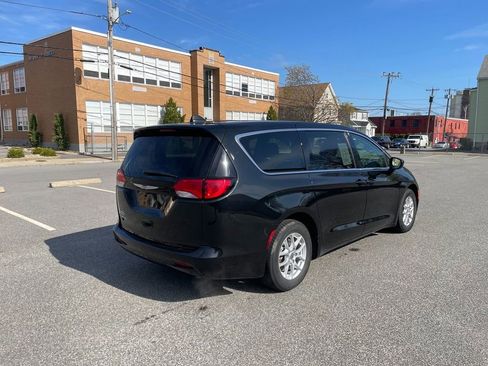 Used 2023 Chrysler Voyager LX FWD image 5