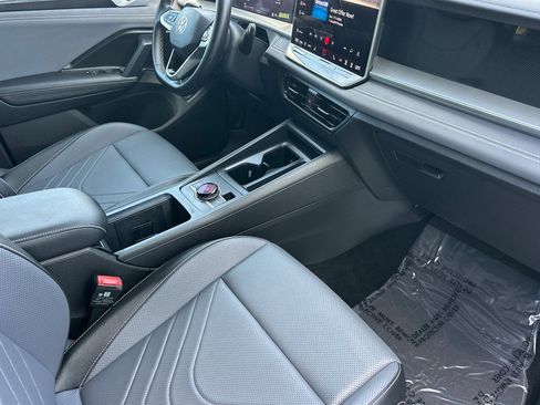 Used 2025 Volkswagen Tiguan SE FWD image 20