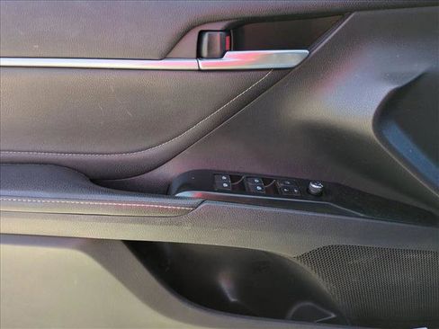 Used 2018 Toyota Camry XSE FWD image 11