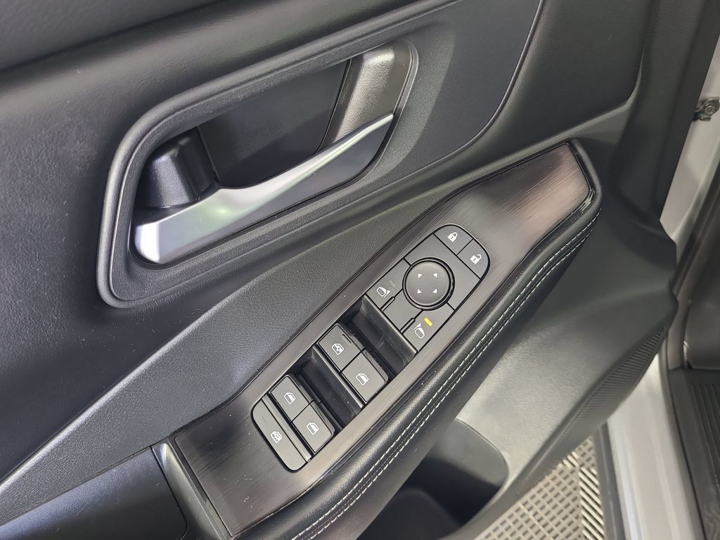 Used 2025 Nissan Rogue SV FWD image 18