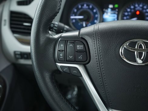 Used 2020 Toyota Sienna XLE image 26