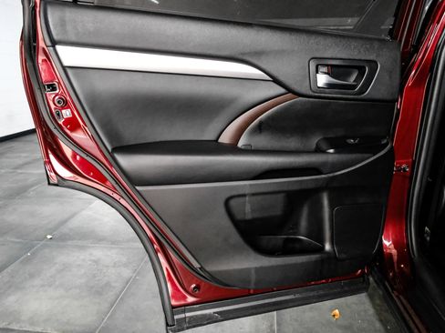 Used 2019 Toyota Highlander XLE image 56