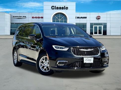 Used 2024 Chrysler Pacifica Touring-L FWD image 1