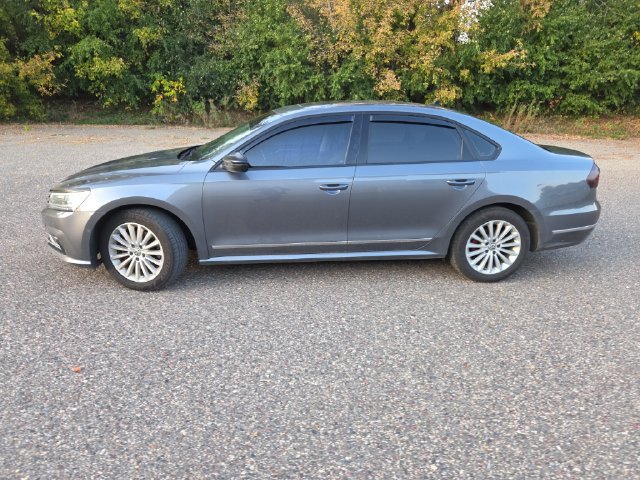 Used 2017 Volkswagen Passat 1.8T SEL Premium FWD image 3