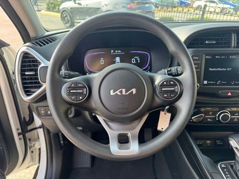 Certified 2025 Kia Soul LX w/ LX Technology Package FWD image 22