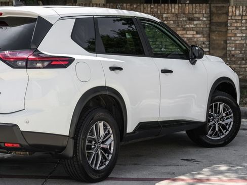 Used 2024 Nissan Rogue S AWD/4WD image 17