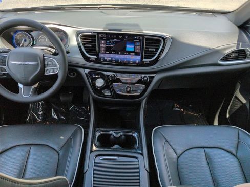 Used 2026 Chrysler Pacifica Limited FWD image 15