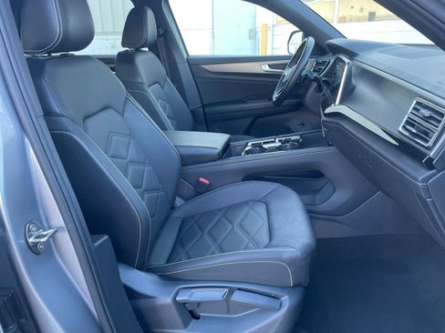 Used 2025 Volkswagen Atlas Cross Sport SE image 36