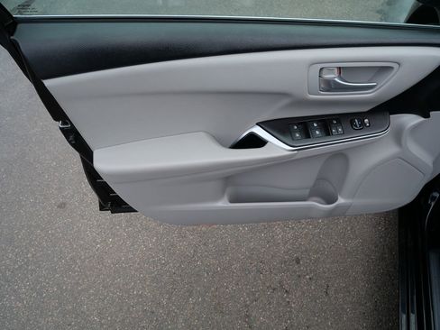 Used 2017 Toyota Camry SE FWD image 17