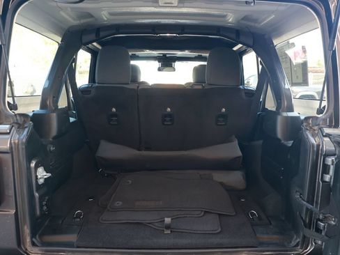 Used 2025 Jeep Wrangler Unlimited Rubicon AWD/4WD image 37