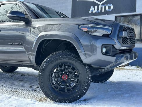 Used 2018 Toyota Tacoma TRD Sport w/ Technology Package AWD/4WD image 3