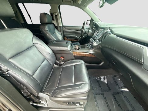 Used 2020 Chevrolet Suburban LT w/ Luxury Package RWD image 31