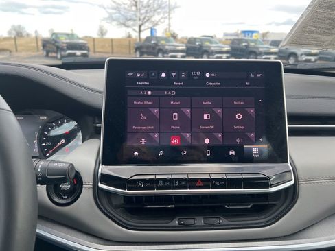 Used 2025 Jeep Compass Limited image 18