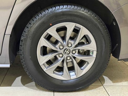 Used 2023 Toyota Sienna XLE FWD image 8