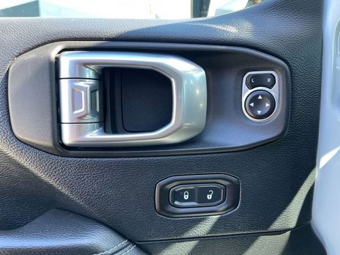 Used 2018 Jeep Wrangler Unlimited Sahara image 14