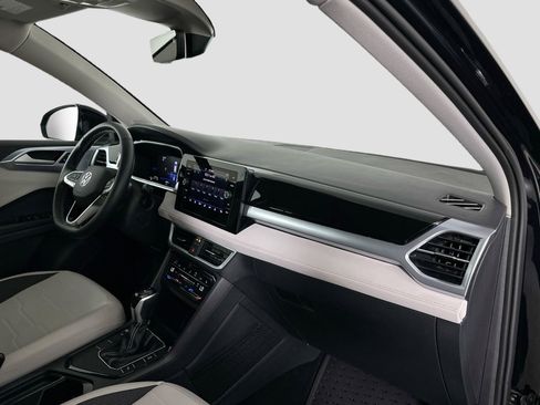 Certified 2025 Volkswagen Taos SE image 22