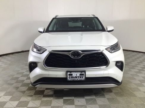 Used 2021 Toyota Highlander Platinum image 2