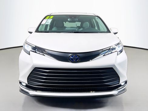 Used 2023 Toyota Sienna XLE FWD image 11