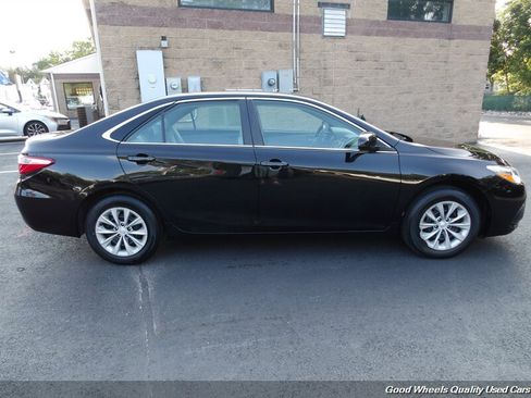 Used 2017 Toyota Camry LE FWD image 4