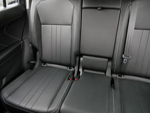 Certified 2022 Volkswagen Tiguan SE image 13