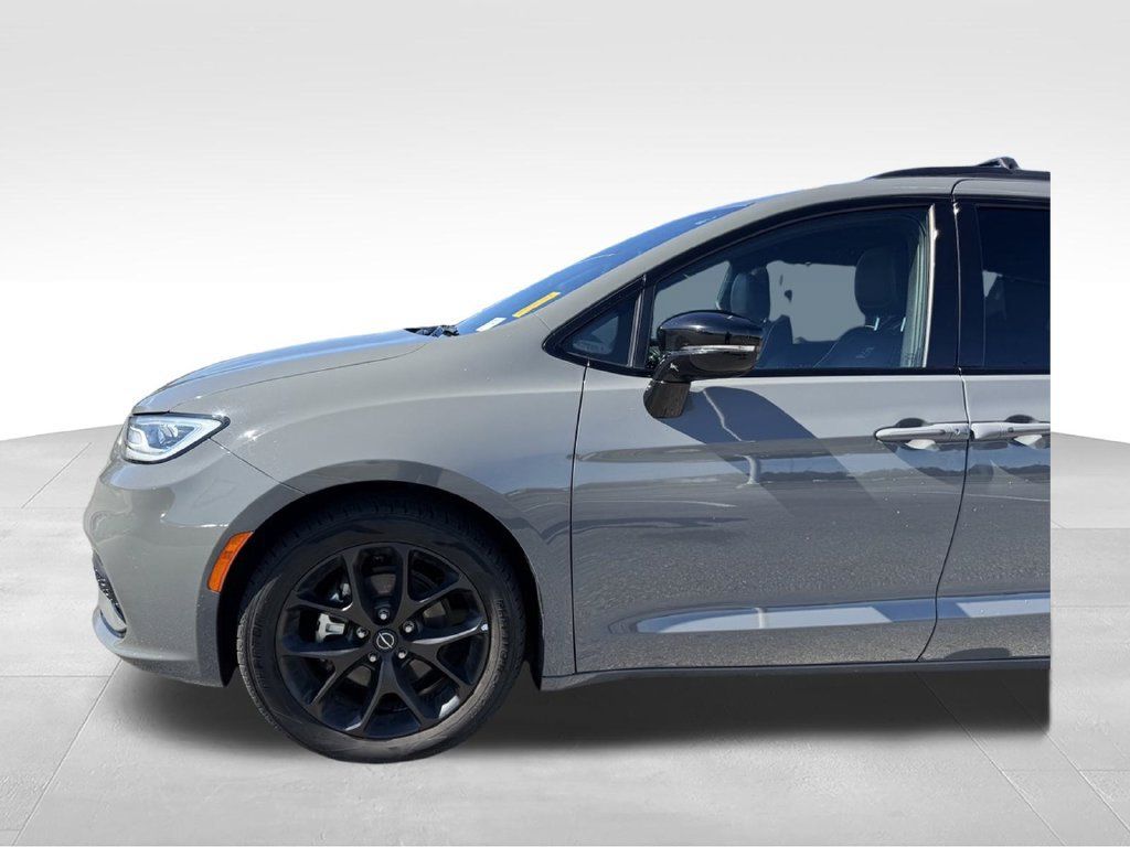 Used 2025 Chrysler Pacifica Limited FWD image 23