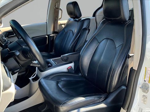 Used 2022 Chrysler Pacifica Touring-L w/ Uconnect Theater Family Group FWD image 18