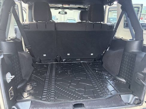 Used 2017 Jeep Wrangler Unlimited Sahara w/ Connectivity Group AWD/4WD image 24