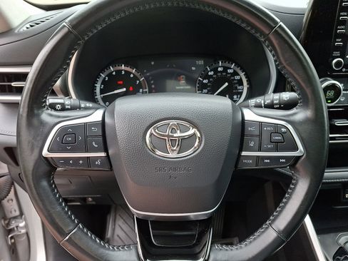 Used 2021 Toyota Highlander XLE AWD/4WD image 25