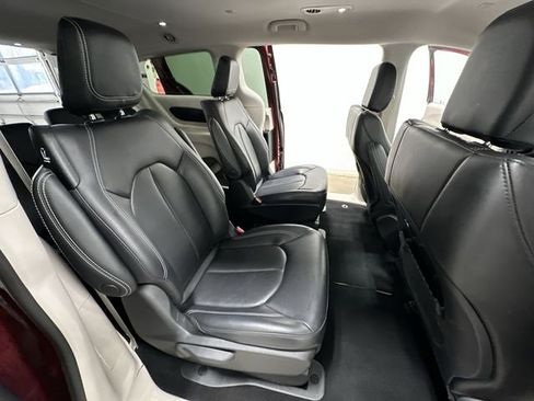 Used 2023 Chrysler Pacifica Touring-L image 24