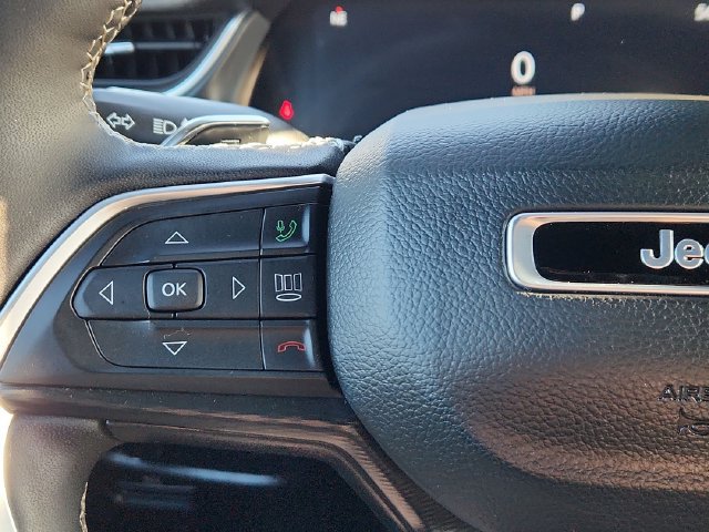 Used 2025 Jeep Grand Cherokee Altitude AWD/4WD image 40