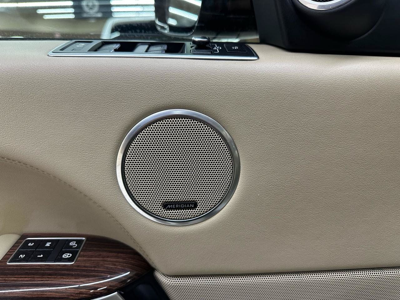 Used 2014 Land Rover Range Rover HSE AWD/4WD image 18