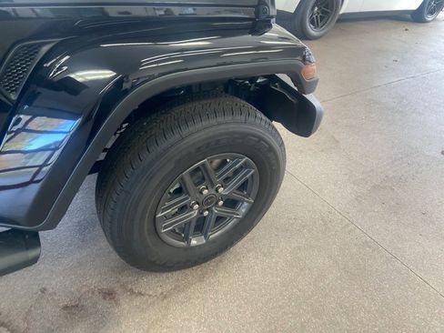 New 2025 Jeep Gladiator Sport image 17