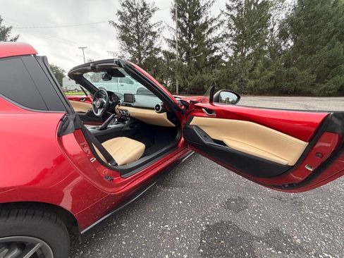 Used 2017 MAZDA MX-5 Miata RF Grand Touring w/ Appearance Package RWD image 16