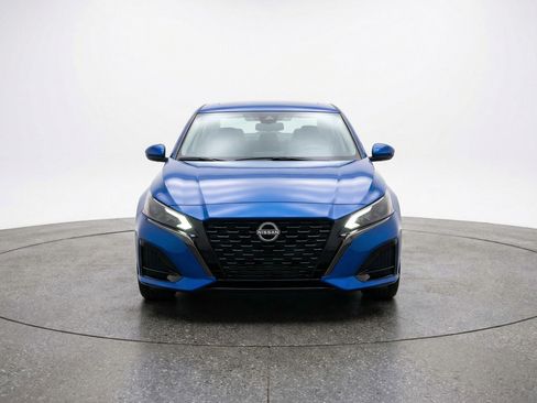 Used 2025 Nissan Altima 2.5 SV image 2