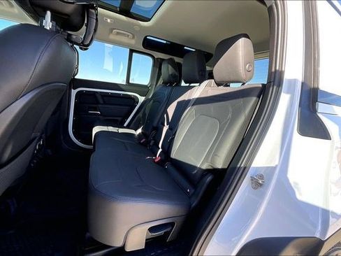 Used 2025 Land Rover Defender 110 S image 31