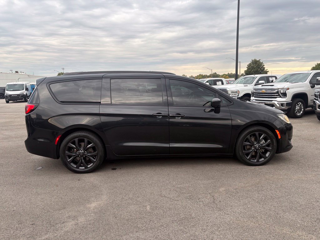 Used 2020 Chrysler Pacifica Touring w/ Advanced Safetytec Group FWD image 9