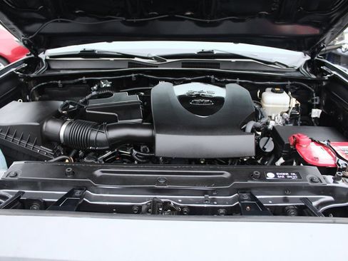 Used 2018 Toyota Tacoma TRD Off-Road image 40