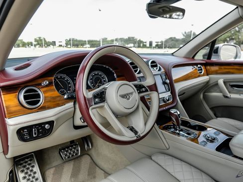 Used 2020 Bentley Bentayga Plug-In Hybrid AWD/4WD image 2