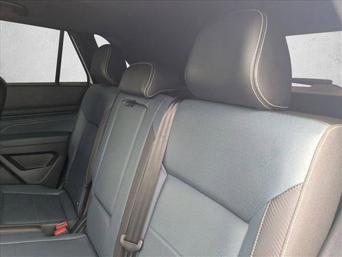 Used 2022 Volkswagen Atlas Cross Sport SEL R-Line image 16