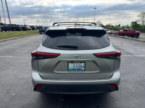 Used 2023 Toyota Highlander XLE AWD/4WD image 4
