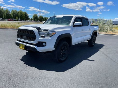 Certified 2018 Toyota Tacoma TRD Off-Road AWD/4WD image 7