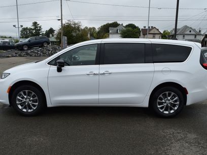 New 2026 Chrysler Pacifica Select