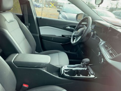 Used 2025 Chevrolet Trax LT w/ LT Convenience Package image 9