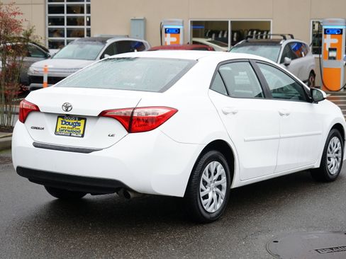 Used 2018 Toyota Corolla LE image 3