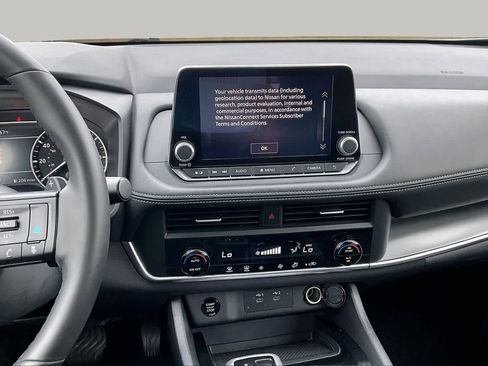 Certified 2025 Nissan Rogue SV FWD image 7