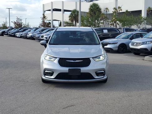 Used 2023 Chrysler Pacifica Touring-L image 2